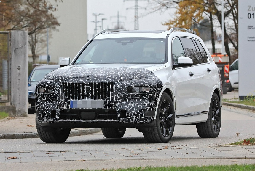 2022 BMW X7 Facelift Spy Shot Front