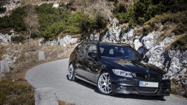 E91-BMW-3-Series-Equipped-with-VMR-Wheels