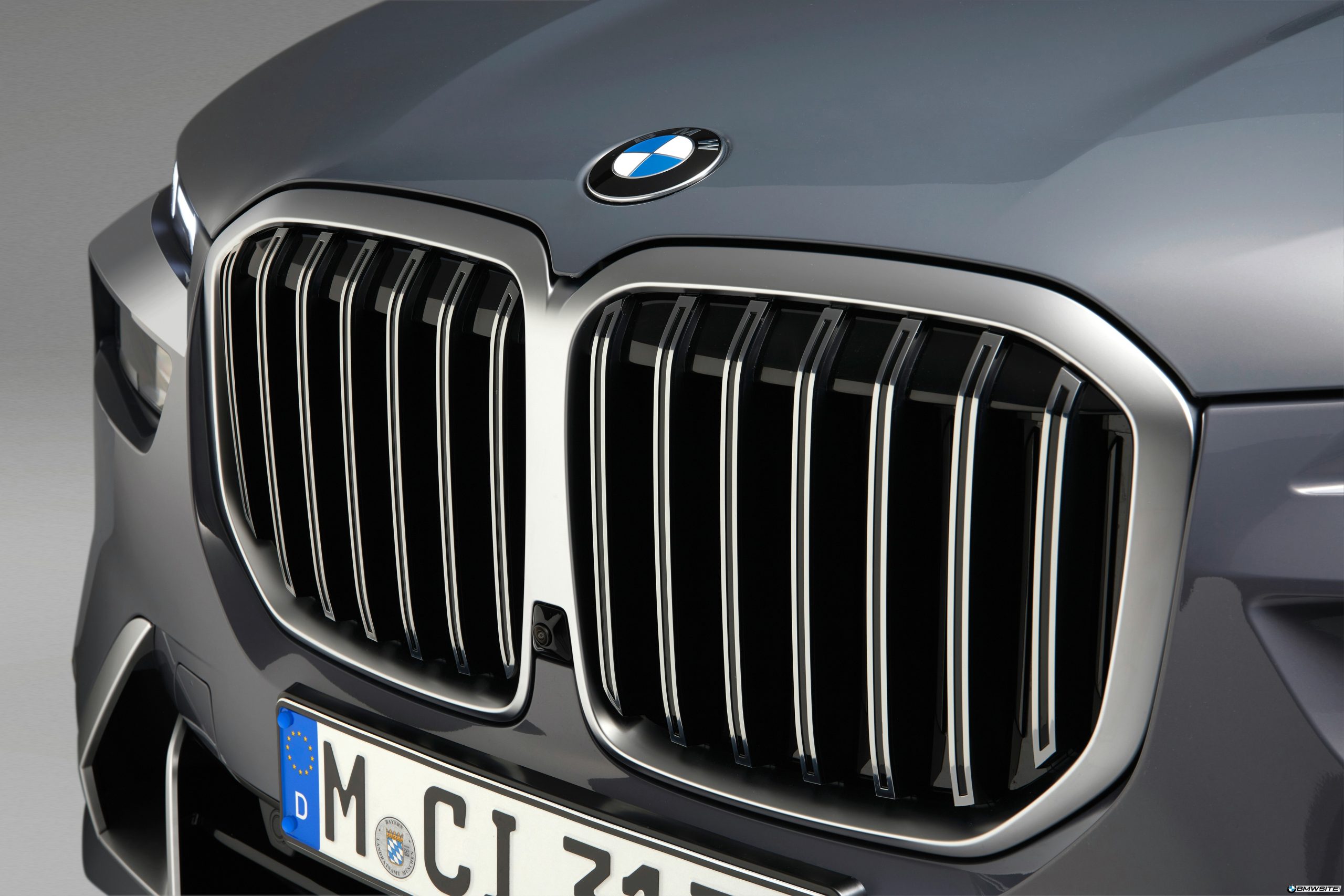 2023 G07 BMW X7 Facelift Iconic Light Grille 1