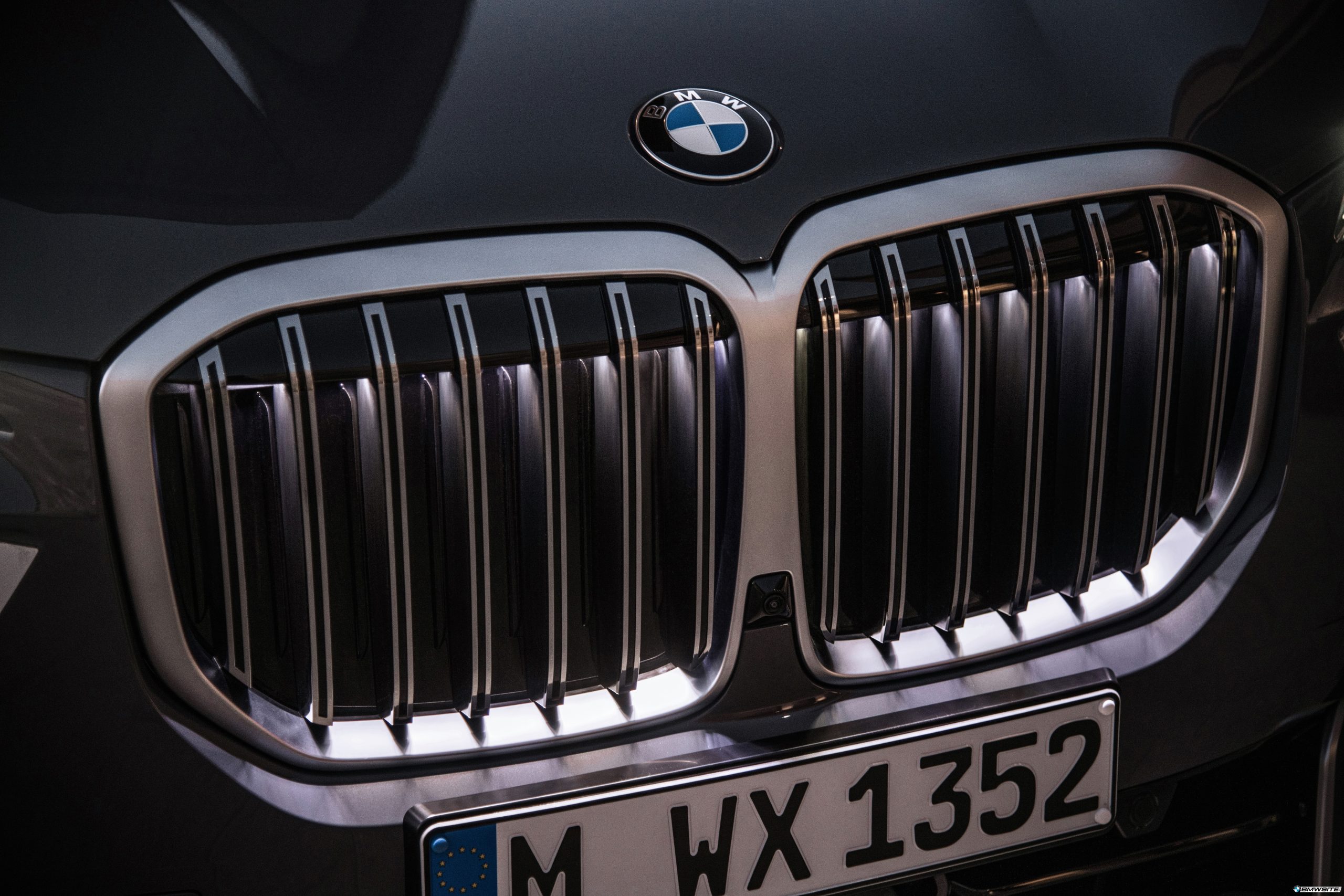 2023 G07 BMW X7 Facelift Iconic Light Grille 3